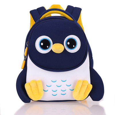 Los niños de la prenda impermeable del pingüino hacen excursionismo al bebé 3D que los niños enseñan guardería del bolso