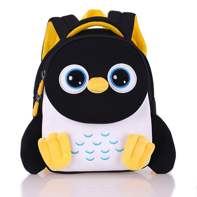 Los niños de la prenda impermeable del pingüino hacen excursionismo al bebé 3D que los niños enseñan guardería del bolso