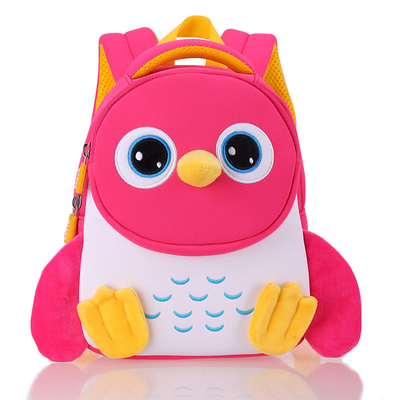 Los niños de la prenda impermeable del pingüino hacen excursionismo al bebé 3D que los niños enseñan guardería del bolso