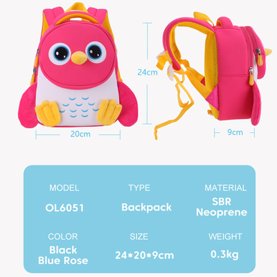 Los niños de la prenda impermeable del pingüino hacen excursionismo al bebé 3D que los niños enseñan guardería del bolso