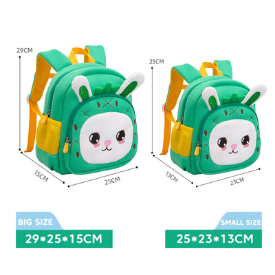 Los niños impermeables del neopreno del mono hacen excursionismo anti lindo de la historieta 3D perdidos