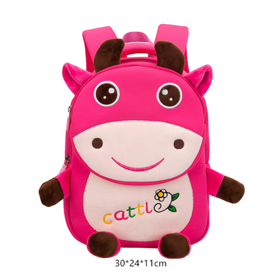 Los niños de la prenda impermeable de la vaca hacen excursionismo a las muchachas animales de la guardería de la historieta 3D forman las carteras