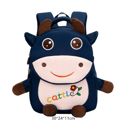 Los niños de la prenda impermeable de la vaca hacen excursionismo a las muchachas animales de la guardería de la historieta 3D forman las carteras
